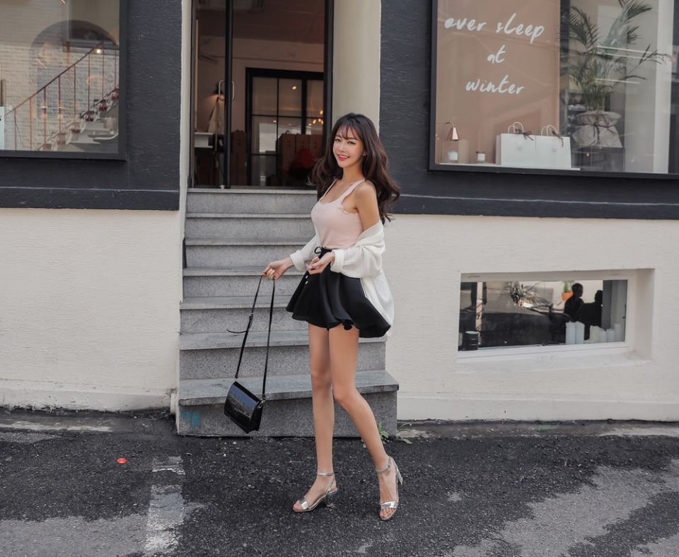 街拍 黑色短裙美女，丰腴身材，天使容貌！