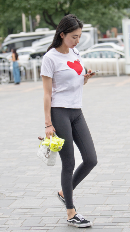 街拍：喜欢穿紧身裤的女人，瑜伽裤大方出街，网友：这是秋裤外穿
