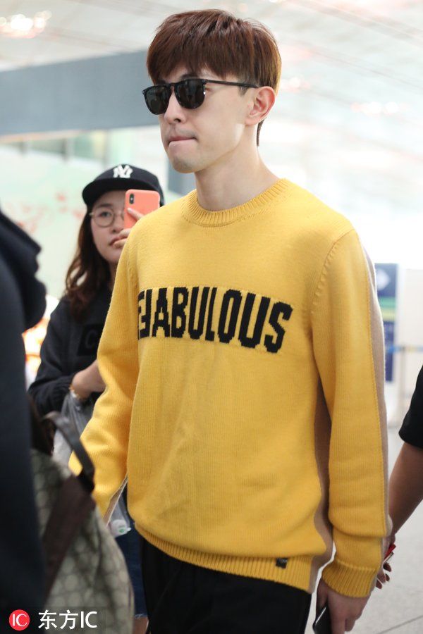 邓伦胡子拉渣一脸严肃，那个戴粉领结粉裙子傻笑的小可爱快回来