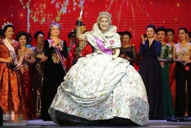  时装周：69岁成为世界旅游小姐选美冠军，惊艳纽约国际时装周，美不分年龄