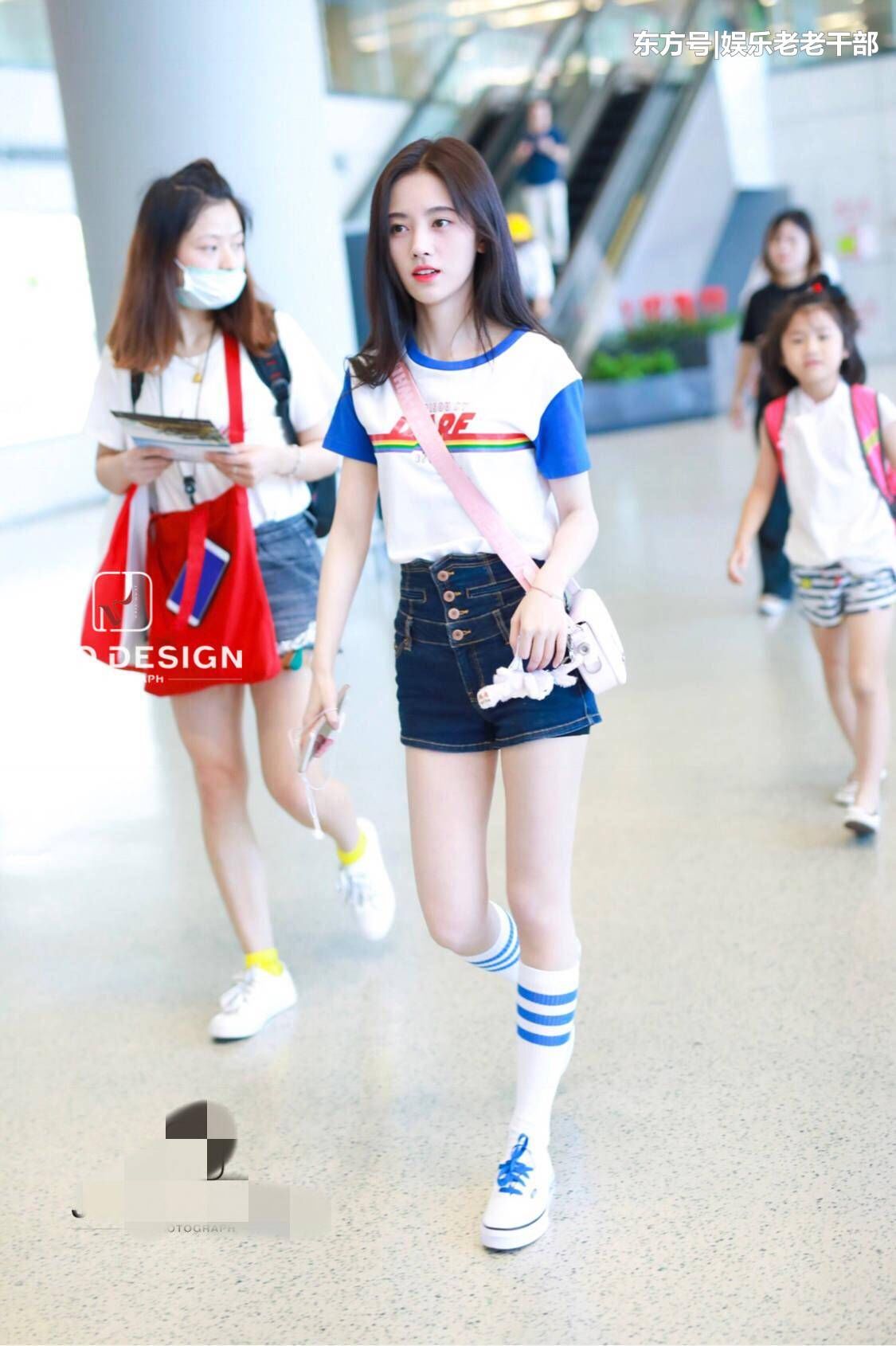 白色T恤+高腰短裤，“四千年美女”鞠婧祎尽显小蛮腰