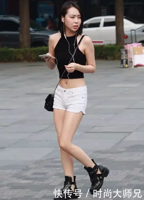 时尚穿着 妹子身穿火辣漏脐装，大秀纤细好身材