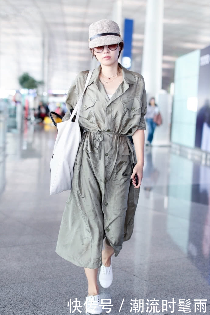 马伊琍不过是穿了件粉色T恤，一下子就嫩回24岁，文章也太赚了！