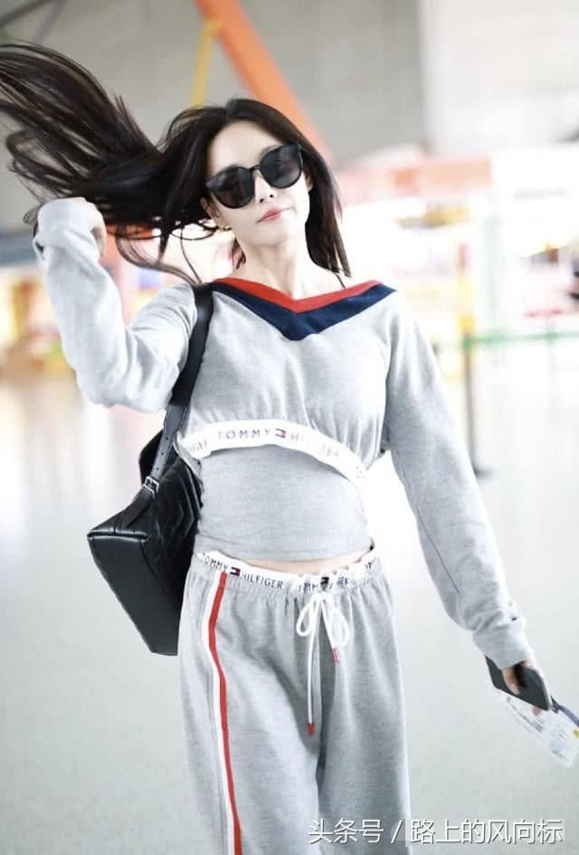 张馨予穿着西装霸气的御姐范，上半身好像穿倒了的裤子!