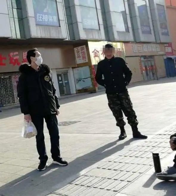  排队：不戴口罩？！排队去喝胡辣汤？！还没到放松警惕的时候