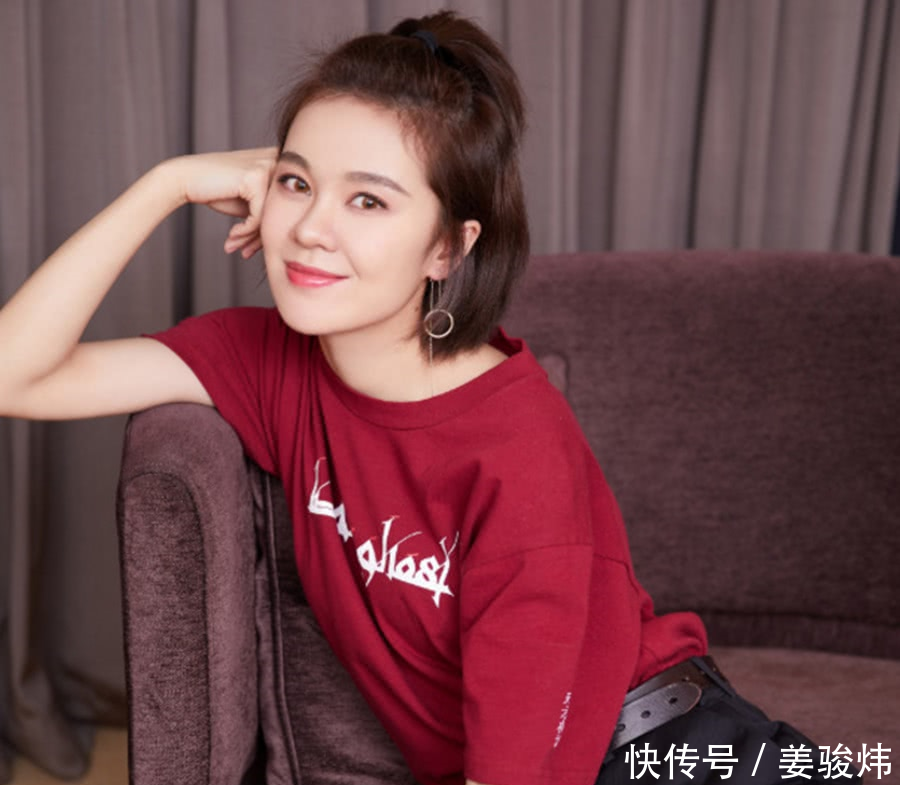 郁可唯真会玩，裤子居然只穿一半，网友看的强迫症都犯了！