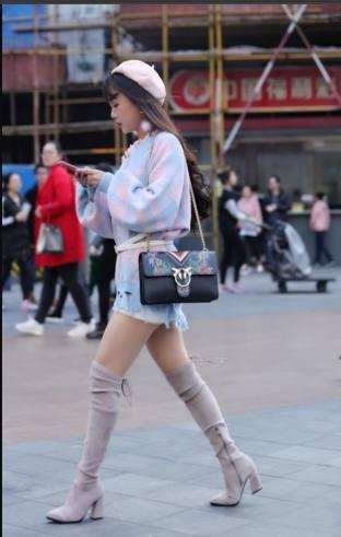 美女街拍, 能把逛街当成秀场也是没谁了, 气质和颜值都非常出众