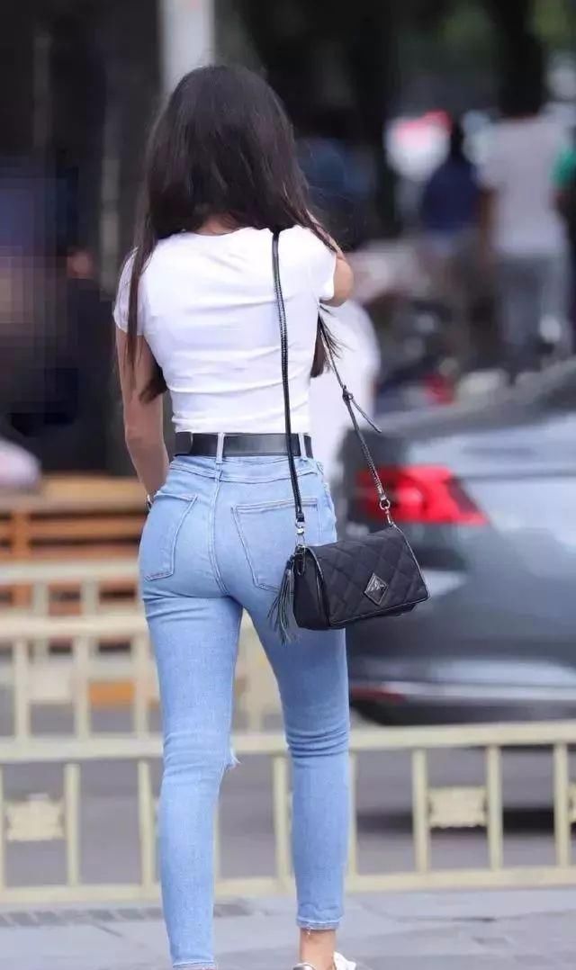 女生:气质女生穿牛仔裤,尽显妙曼身材