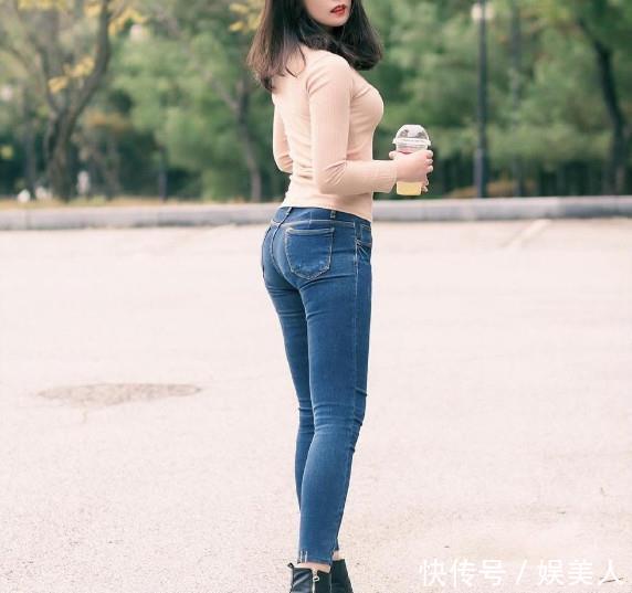 清爽@清爽的红色小吊带，搭配有型的牛仔裤，夏日惬意的穿搭体验