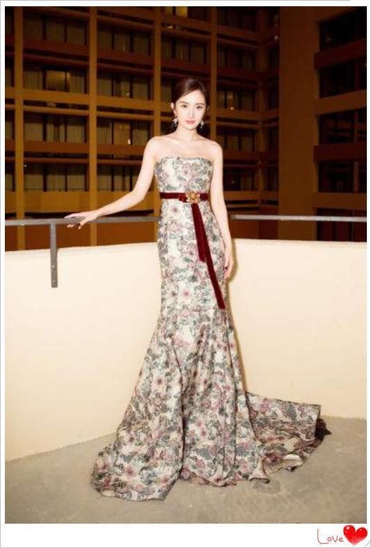 杨幂就是杨幂！牛仔裙里套皮裙居然一点都不丑，网友直呼：美炸了