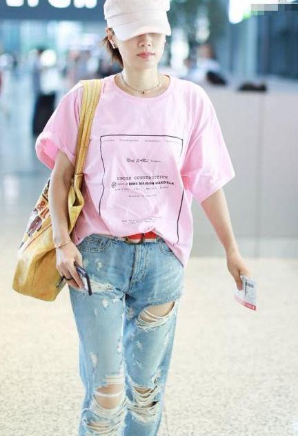 马伊琍终于少女了一回！穿“乞丐裤”潮出新高度，粉嫩T恤太减龄