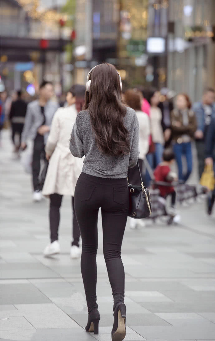 你们最爱的黑色紧身裤美女，身姿苗条时尚性感，背影臀型实在迷人