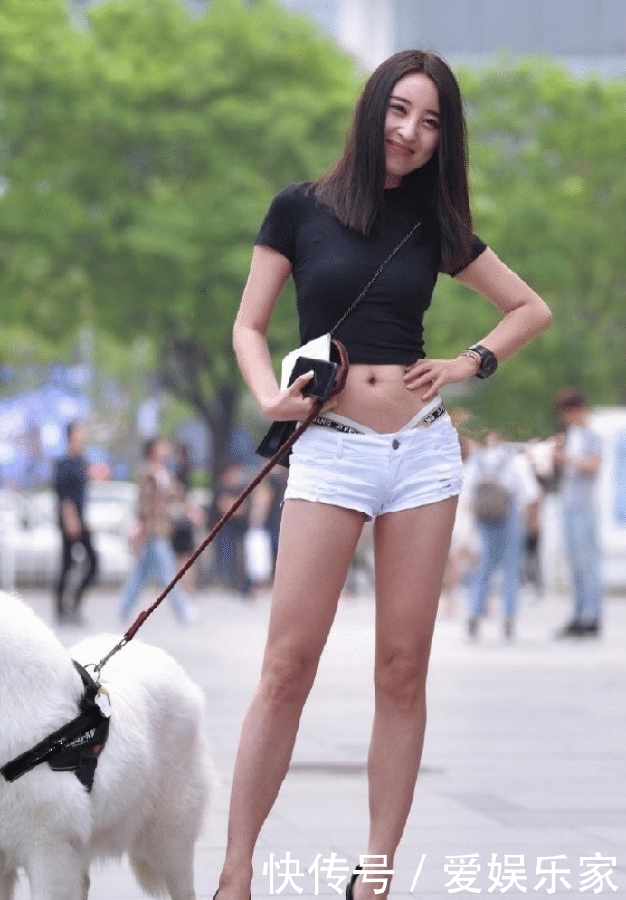 『美女』街拍:自带微笑的美女搭配牛仔短裤,秀出青春活力范,尽显性感女人味