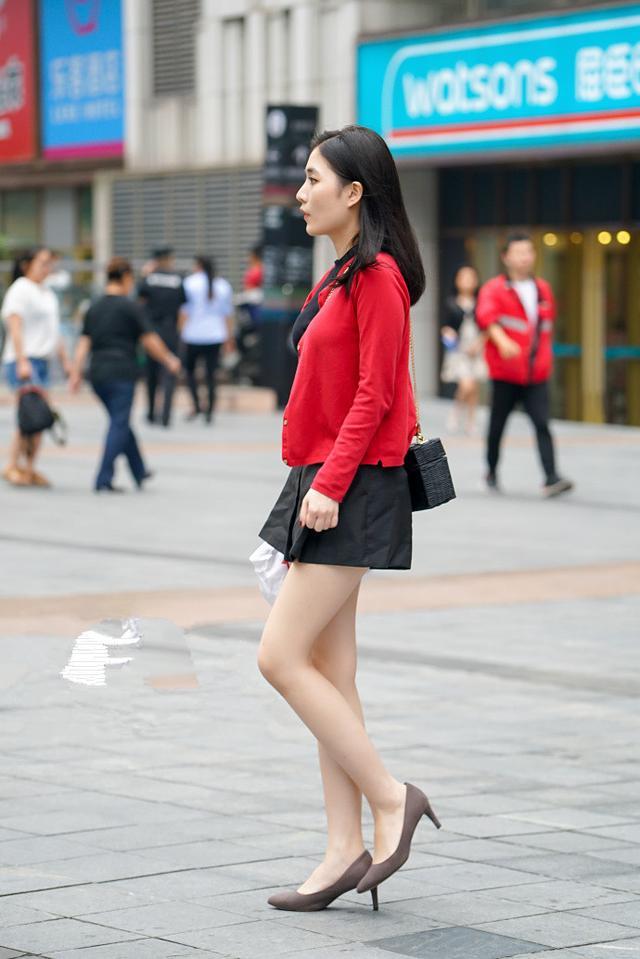 ?路人街拍，美女穿着修身，气质出众，有种小家碧玉的感觉！