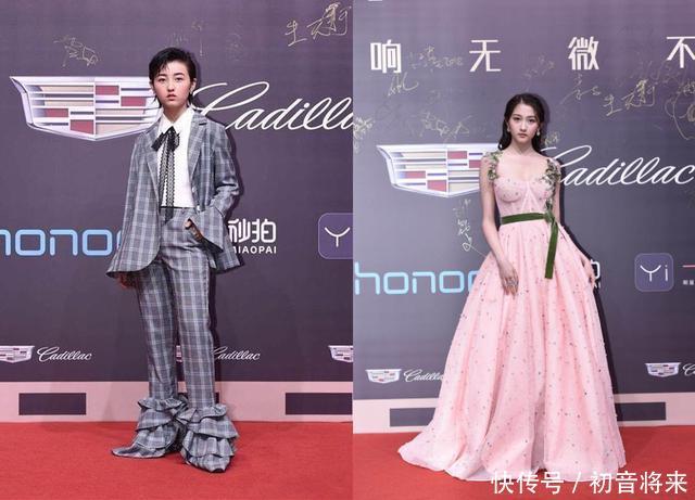 17岁张子枫和21岁关晓彤出席电影红毯，网友：差别太大了！