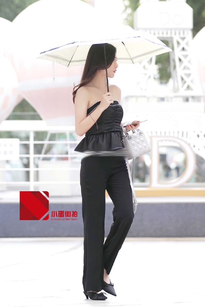 街拍成都:夏日清凉的穿搭，给人一种清新脱俗的美!