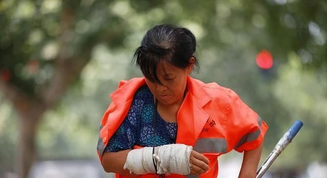  #基本养老保险#下岗职工买断十几年以后，并没有缴纳养老保险，