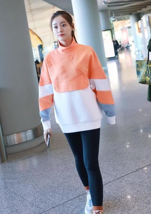  #深蓝色#李子璇真是太潮了，打底裤外穿搭配印花卫衣，一般人学不来