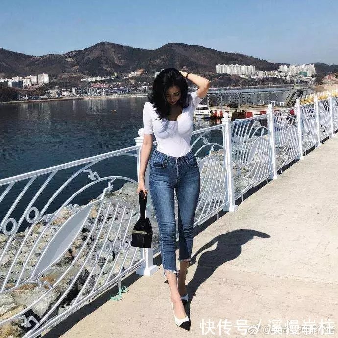 街拍: 小姐姐着装极致光滑贴身, 主要是她这个小蛮腰