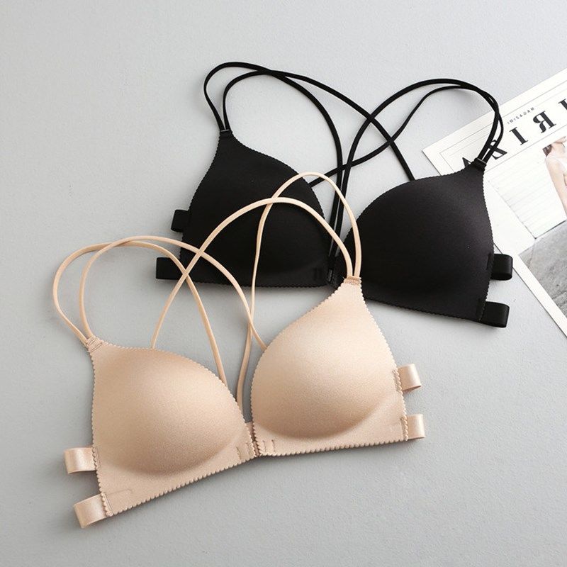 个性别致的蕾丝套装，修饰女人的姣好身材