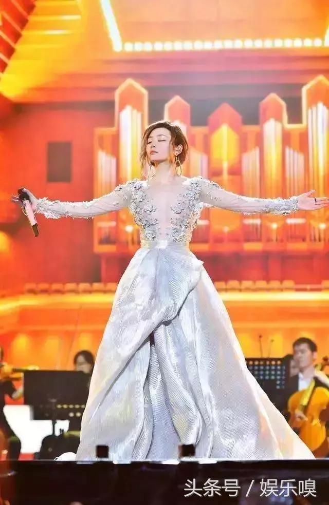 张靓颖也是够狠的!为了抢镜穿抹胸裙有三条拉链 网友:太敢穿了