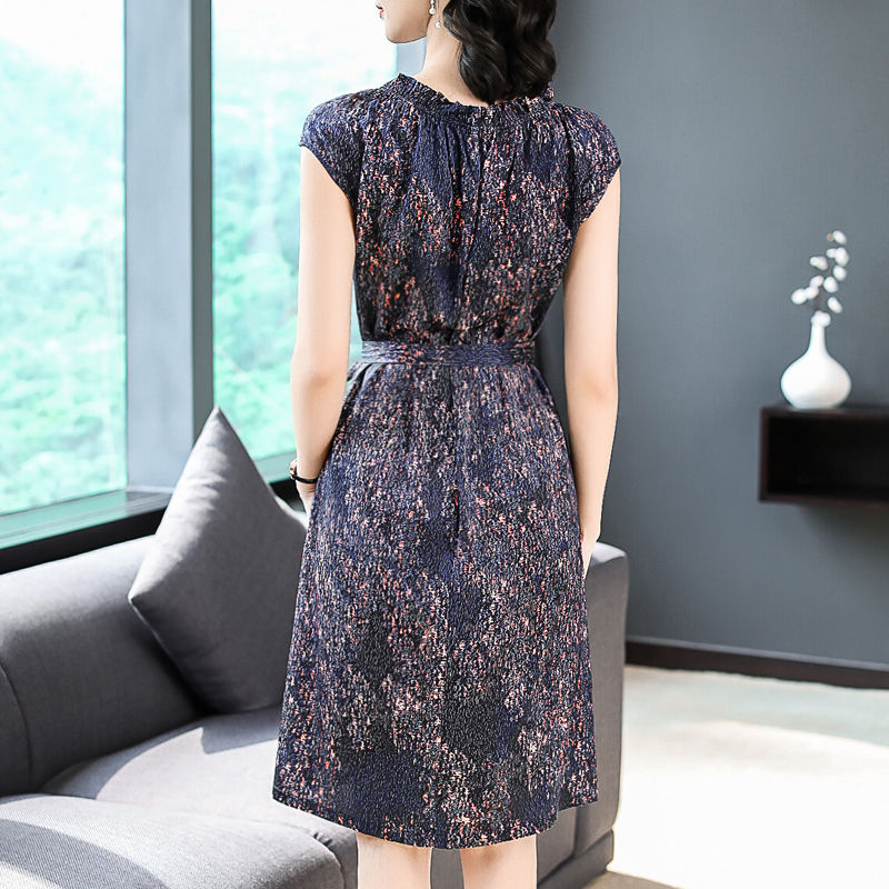 妈妈衣柜多了几件“秋裙”，穿上端庄又温婉，同事都夸我妈会打扮