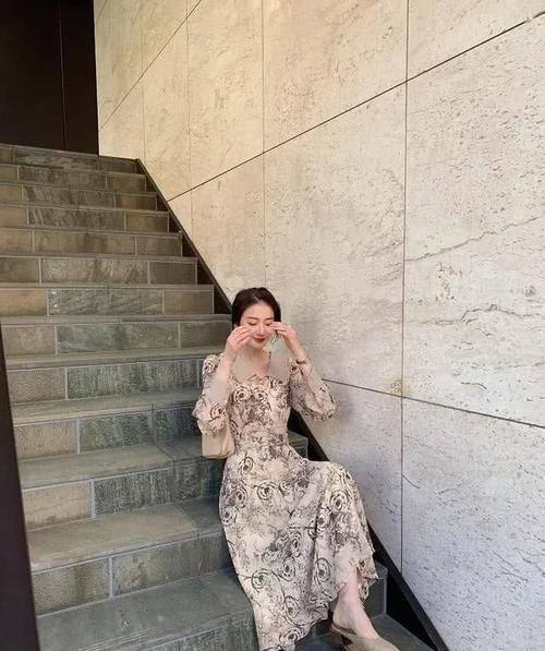  [碎花]碎花连衣裙怎么穿才时髦？学学这些潮流搭配，轻松摆脱土俗感