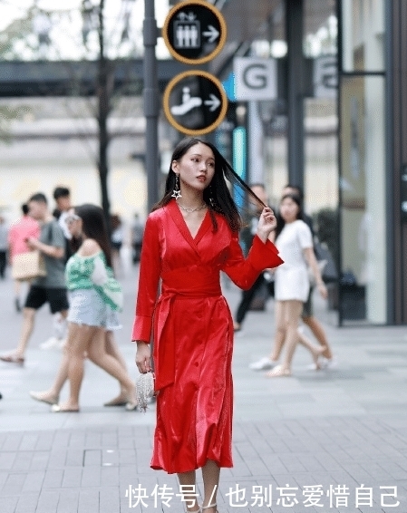  [穿搭]美女一身“大红袍”加身，天都那么热了，还穿那么“热”？