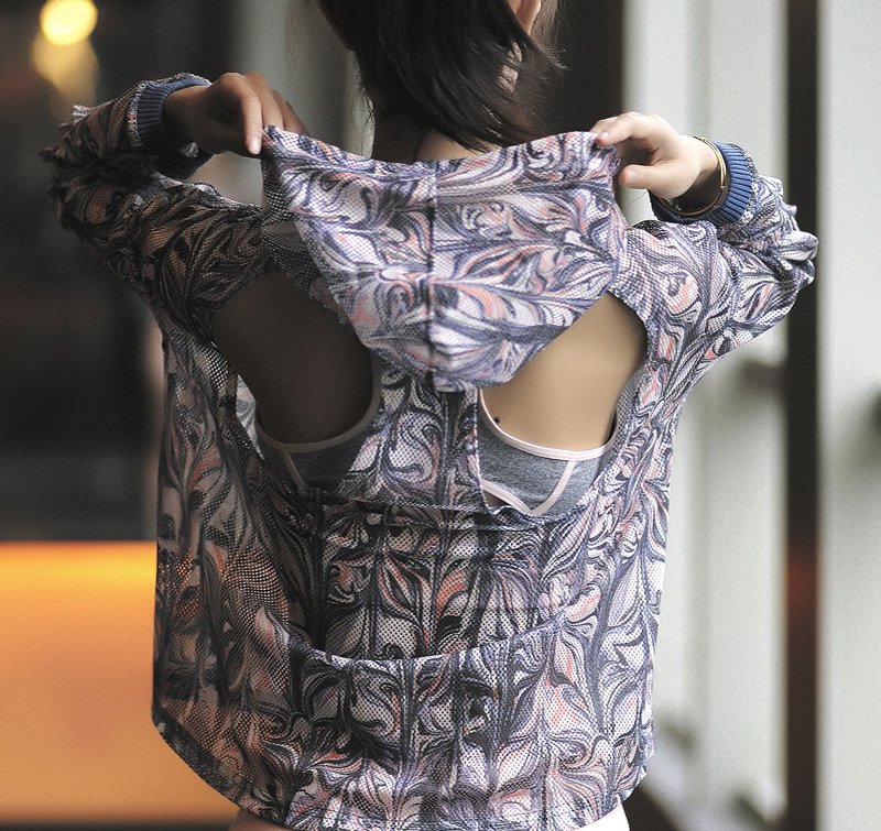 健身房的女人真敢穿,紧身的衣服勾出迷人的曲线美,太迷人了