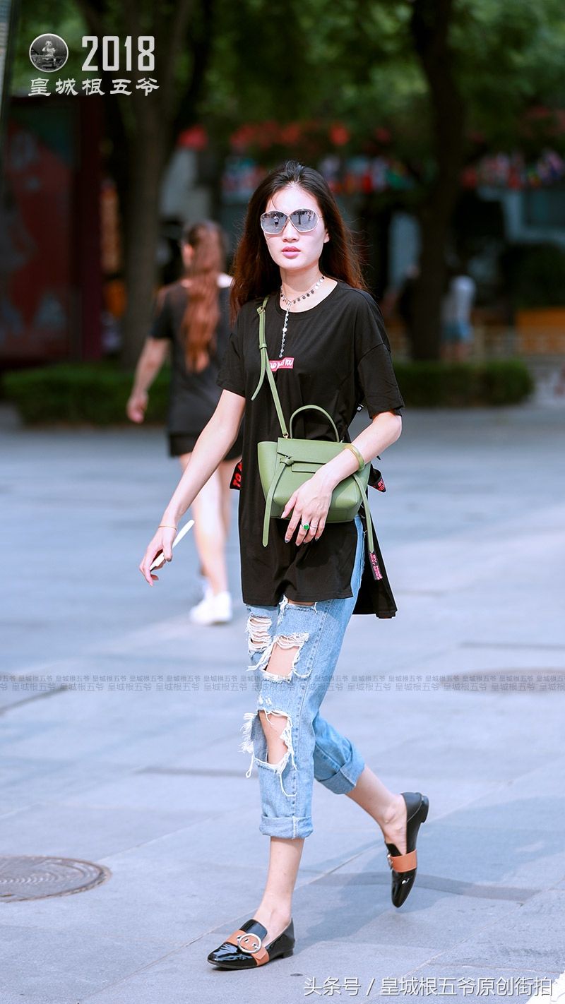 街拍:想要穿的时髦漂亮又有气质，连衣裙是一个不错的选择