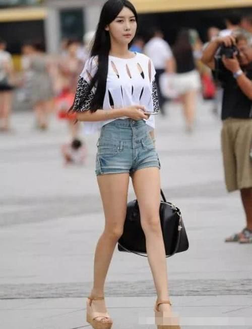 街头的短裤干练美女,清凉一夏!