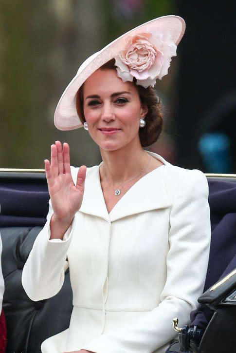 同样是被风掀起裙子，戴安娜的表现就很淡定，而卡米拉却显得很滑