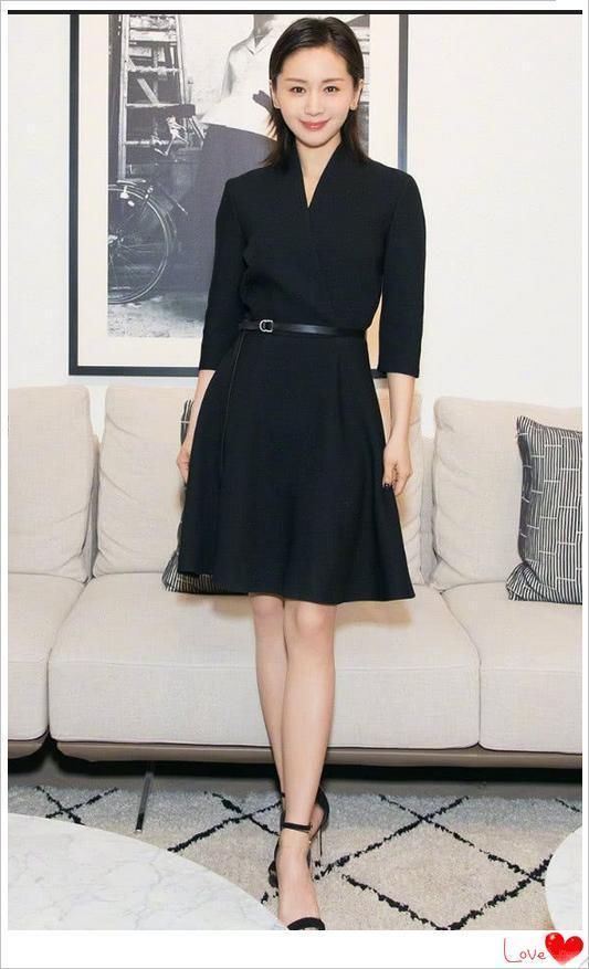 王子文真狠!这么瘦的包臀裙都穿得进去，网友:我只能当阔腿裤穿