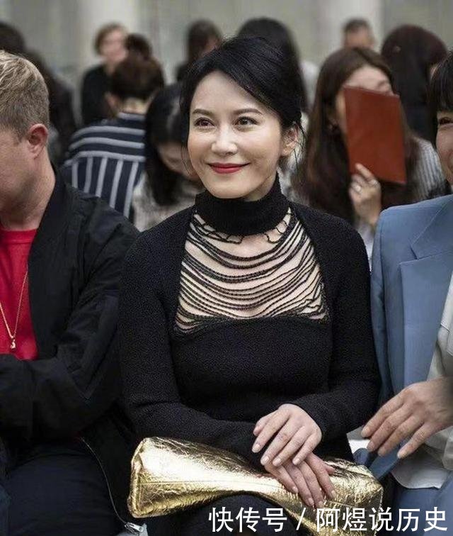 『俞飞鸿』女神俞飞鸿离开滤镜,满脸的疲惫皱纹,网友表示女神也老了