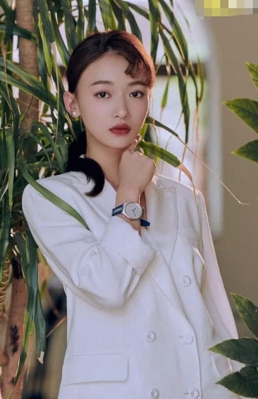 吴谨言的裤子太僵硬了，直接剪一块纸板当裤子?简直攻气十足