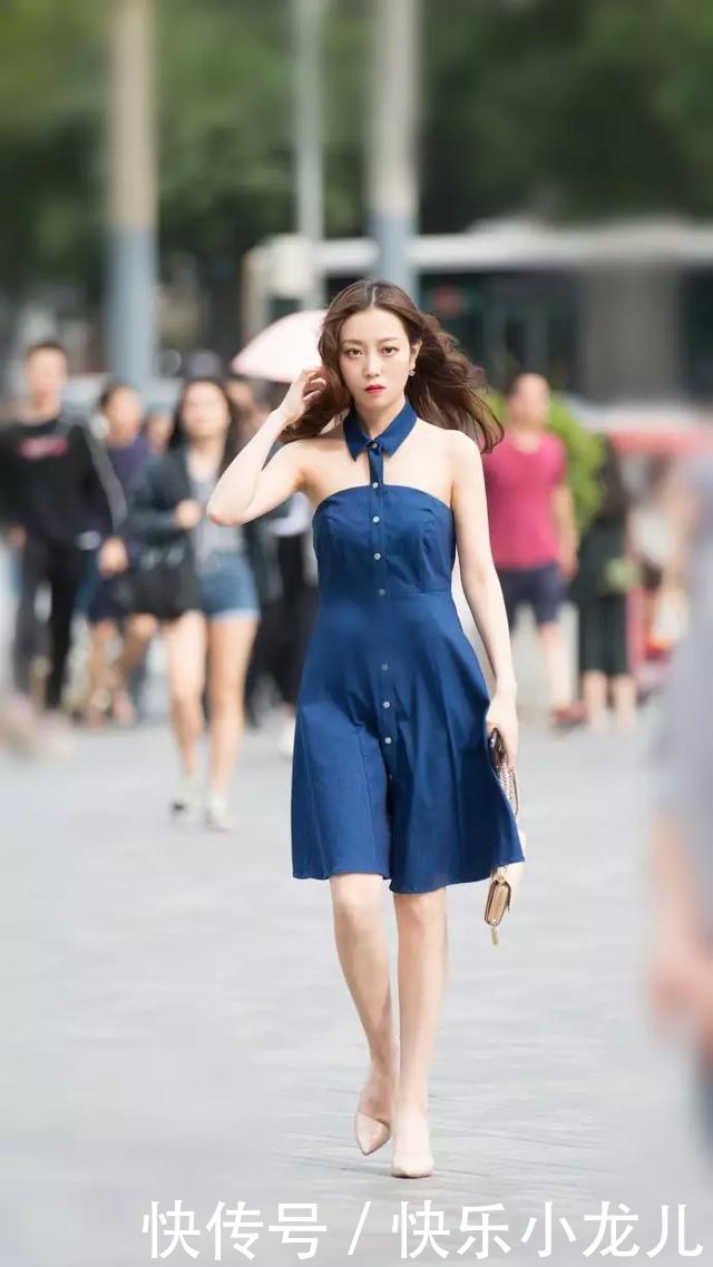 【气质】街拍:美女个性复古的牛仔短裙搭配一双高跟鞋,十分的气质时尚