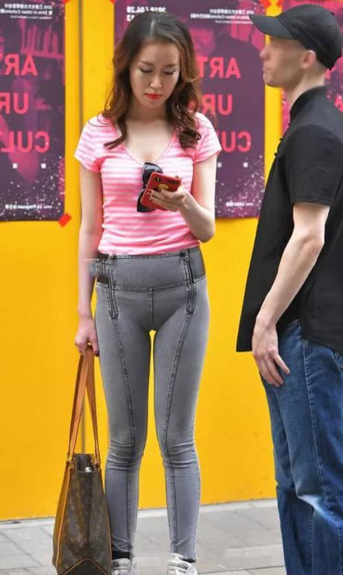 颜值一般，身材苗条带有独特气质，紧身裤却引来了街头所有目光