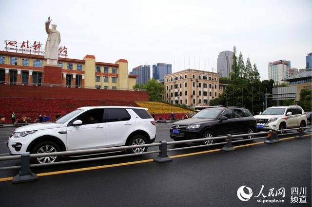  「成都」成都天府广场降半旗志哀