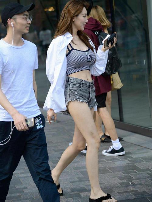 街拍: 天使的脸蛋，魔鬼的身材说的就是她们吧?