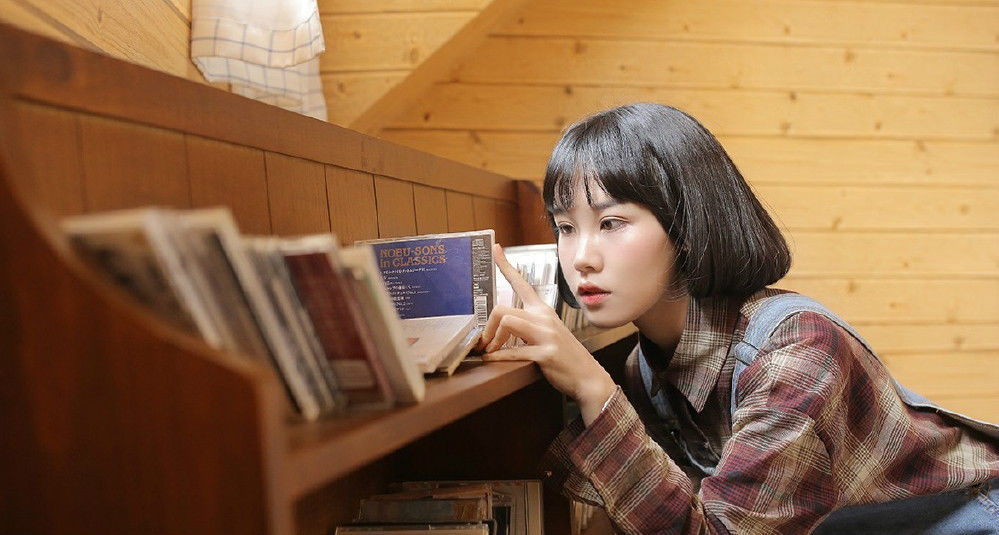 诱惑性感小妖精，修长的美腿让人流连忘返，可惜穿太多了