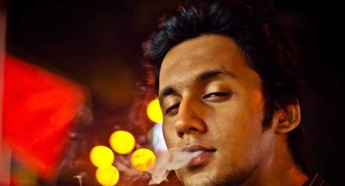 印度的烟有多贵，为啥印度人1根1根的买？看到烟盒差点吐了