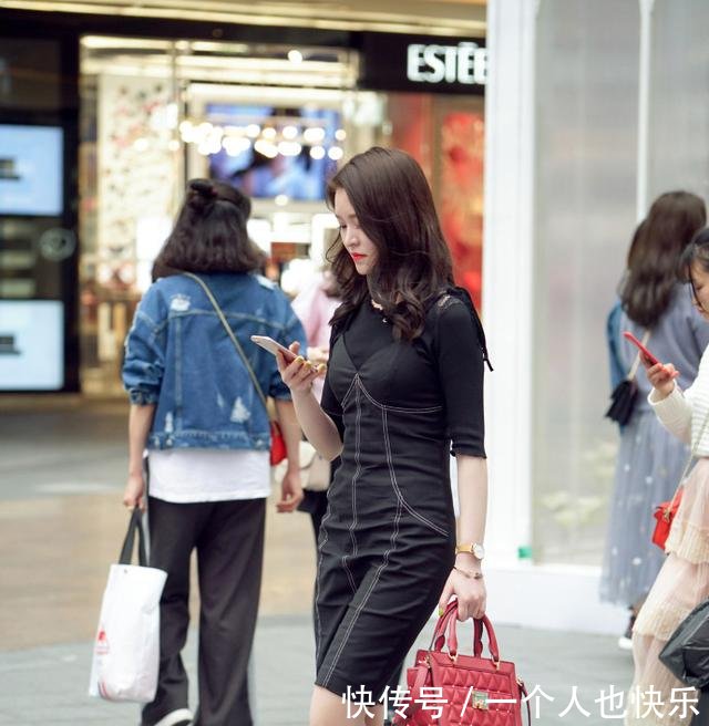 街拍纯净甜美时髦的小姐姐，身材凹凸有致穿着性感撩人！