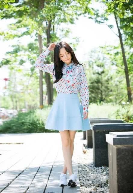  『穿在身上』长腿女孩怎么穿更可爱？裙装温柔又百搭，长腿也能变“萝莉”