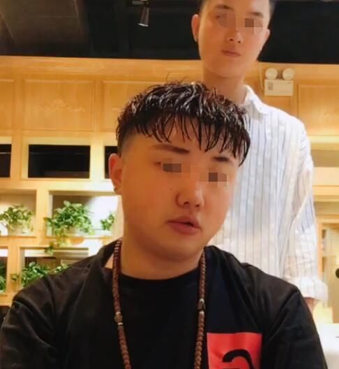  小伙：小伙理发只带了10元钱，于是让理发师吹“半干”，最后哭笑不得