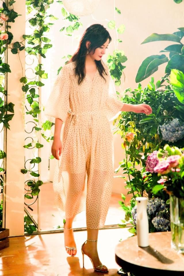 赵薇穿破洞牛仔配厚重“休闲鞋”现身，造型随性又随意毫无时尚感