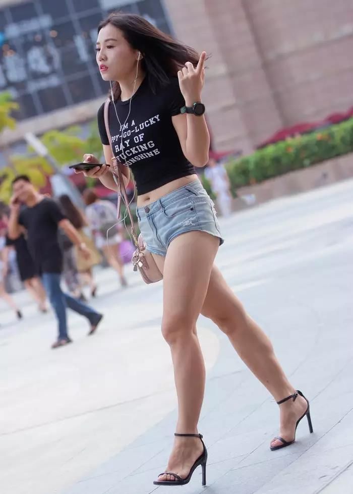 街拍 美女是不是穿的太紧了 让人看到了什么 应该是故意的吧?
