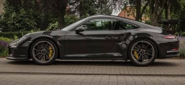 开车穿这些容易被扣分罚款，但很多女司机喜欢这样穿，尤其第二种