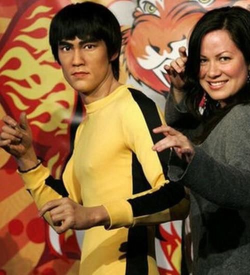 李小龙女儿现身破身亡谣言，已经是女强人，正在筹拍李小龙传记