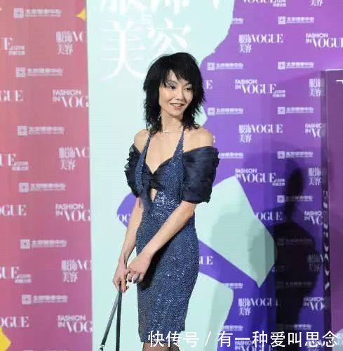 张曼玉穿长裙出席活动，网友多久没吃饭啊，都快瘦成木乃伊了！