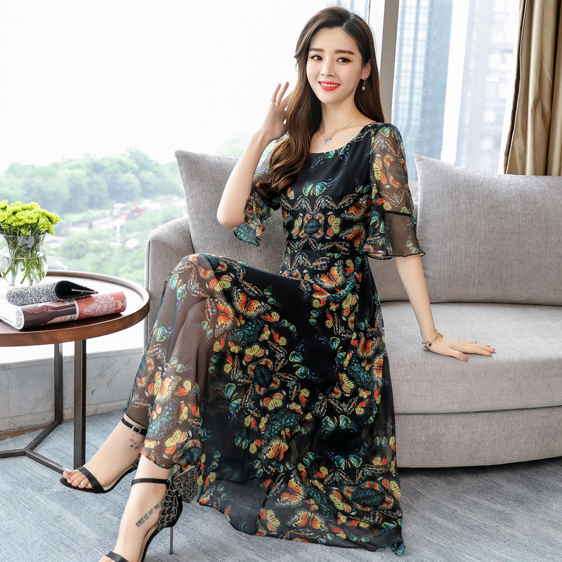 三伏天流行一种“冷淡风”，高雅又显年轻，上身女神范十足